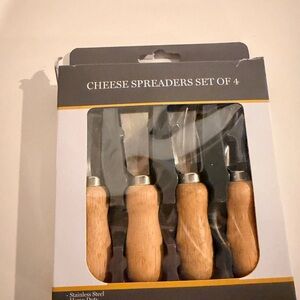 New! Set of 4 cheese spreaders